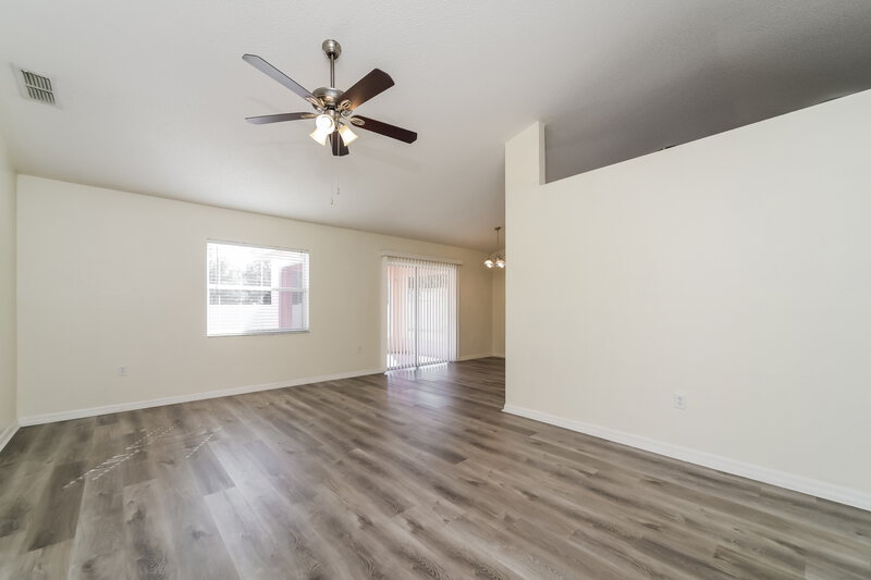 1,860/Mo, 7172 Summit Dr Winter Haven, FL 33884 Family Room View 2