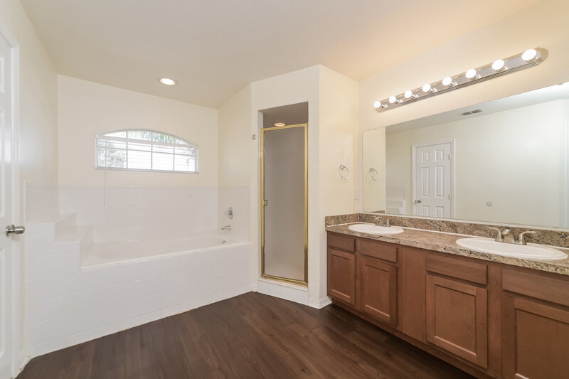 1,860/Mo, 7172 Summit Dr Winter Haven, FL 33884 Main Bathroom View