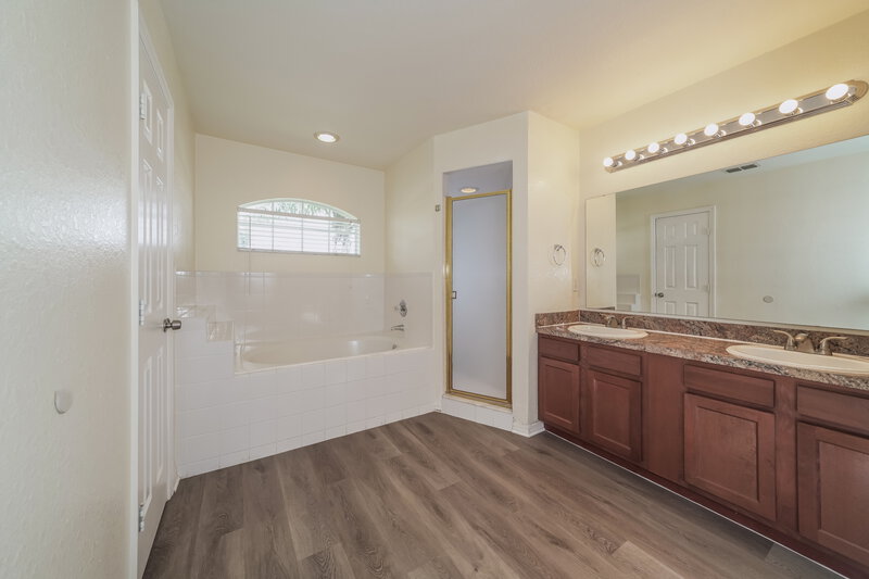 1,860/Mo, 7172 Summit Dr Winter Haven, FL 33884 Main Bathroom View