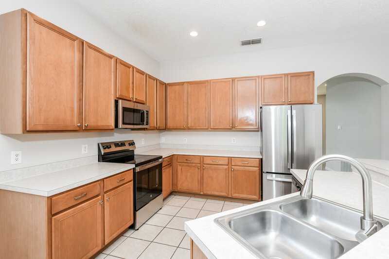 2,265/Mo, 1034 Cherry Valley Way Orlando, FL 32828 Kitchen View 2