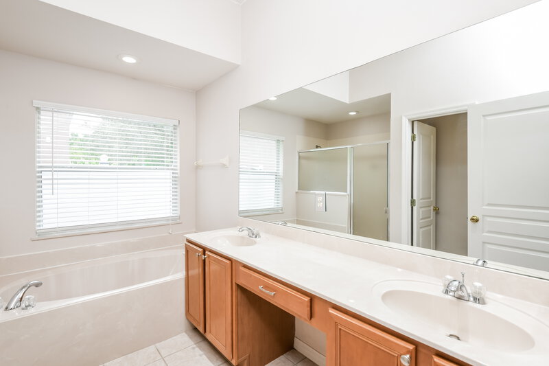2,265/Mo, 1034 Cherry Valley Way Orlando, FL 32828 Main Bathroom View