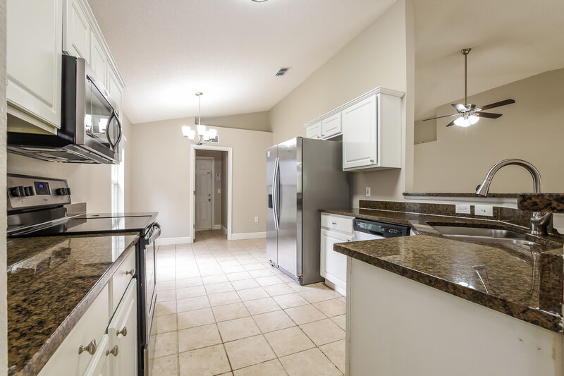 2,440/Mo, 4537 Willamette Cir Orlando, FL 32826 Kitchen View