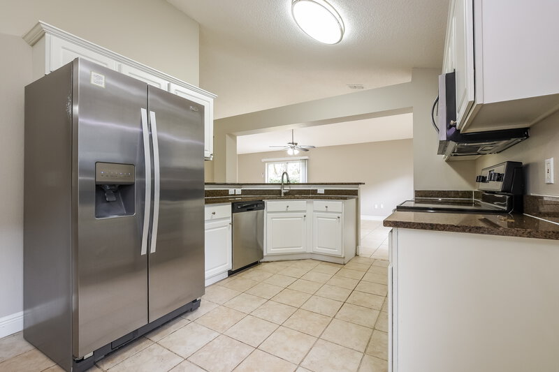 2,440/Mo, 4537 Willamette Cir Orlando, FL 32826 Kitchen View 2