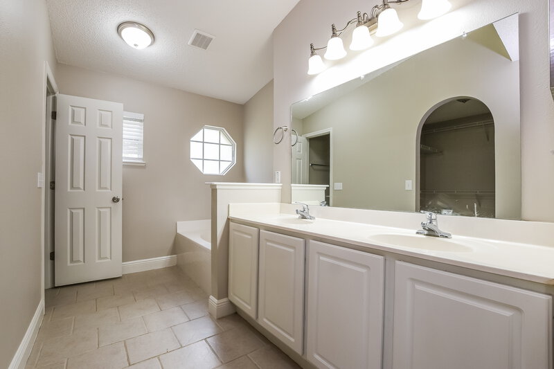 2,440/Mo, 4537 Willamette Cir Orlando, FL 32826 Main Bathroom View