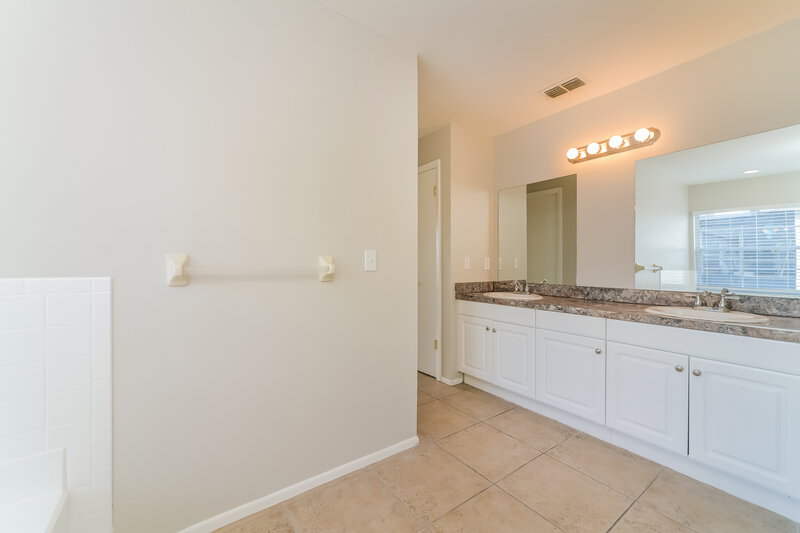 2,125/Mo, 1015 Elizabeth Ridge Ct Kissimmee, FL 34747 Main Bathroom View