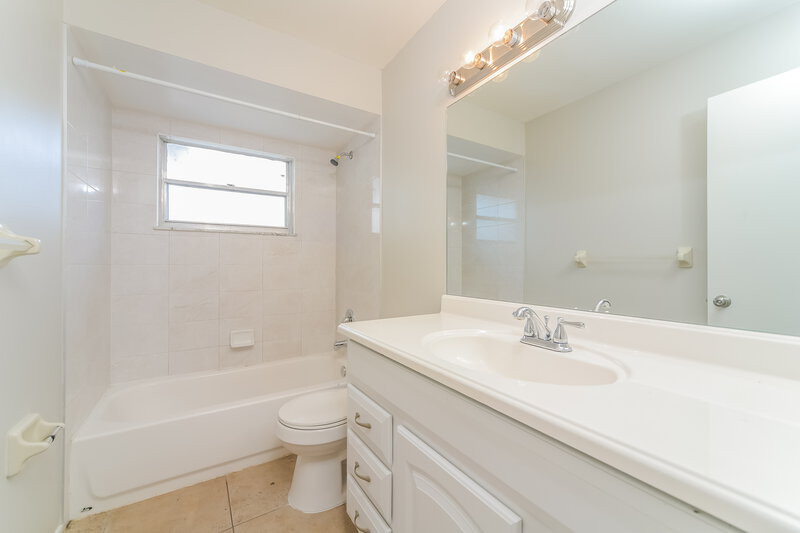 2,125/Mo, 1015 Elizabeth Ridge Ct Kissimmee, FL 34747 Bathroom View