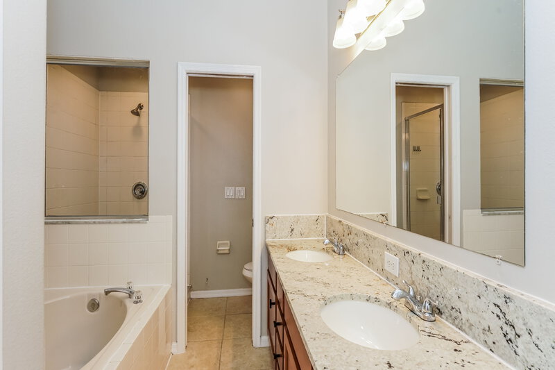 2,410/Mo, 14620 Kristenright Lane Orlando, FL 32826 Main Bathroom View