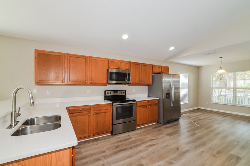 2,015/Mo, 4085 Waltham Forest Dr Tavares, FL 32778 Kitchen View