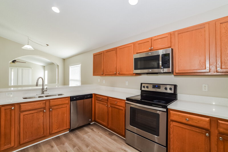 2,015/Mo, 4085 Waltham Forest Dr Tavares, FL 32778 Kitchen View 2