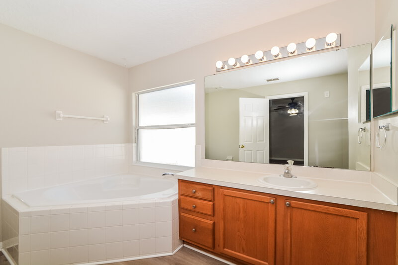 2,015/Mo, 4085 Waltham Forest Dr Tavares, FL 32778 Main Bathroom View