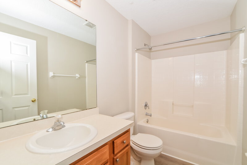 2,015/Mo, 4085 Waltham Forest Dr Tavares, FL 32778 Bathroom View