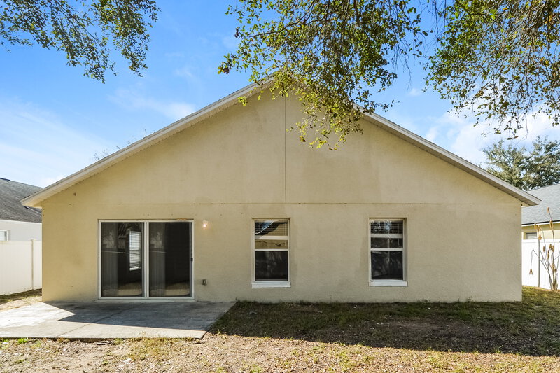 2,015/Mo, 4085 Waltham Forest Dr Tavares, FL 32778 Rear View