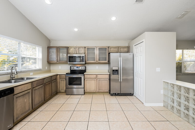 2,190/Mo, 820 Charingstone Ct Apopka, FL 32712 Kitchen View 2
