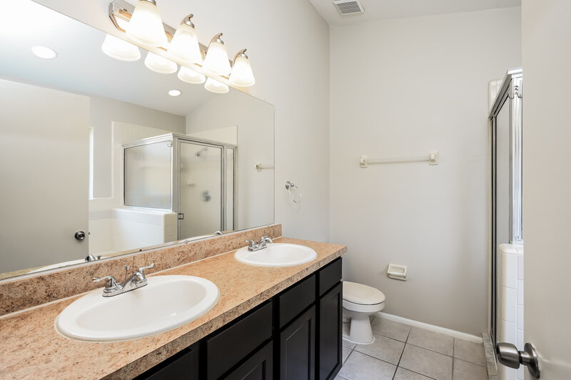 2,190/Mo, 820 Charingstone Ct Apopka, FL 32712 Main Bathroom View