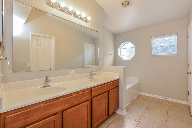2,080/Mo, 2437 Palmetto Ridge Cir Apopka, FL 32712 Main Bathroom View