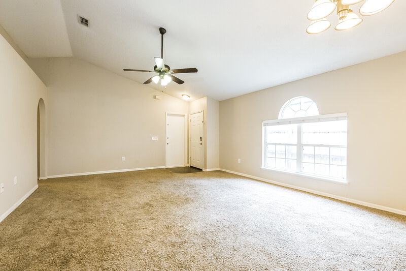 2,045/Mo, 6748 Ebans Bnd Orlando, FL 32807 Living Room View 2
