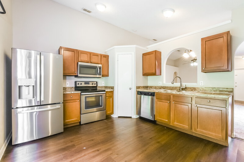 2,045/Mo, 6748 Ebans Bnd Orlando, FL 32807 Kitchen View 2