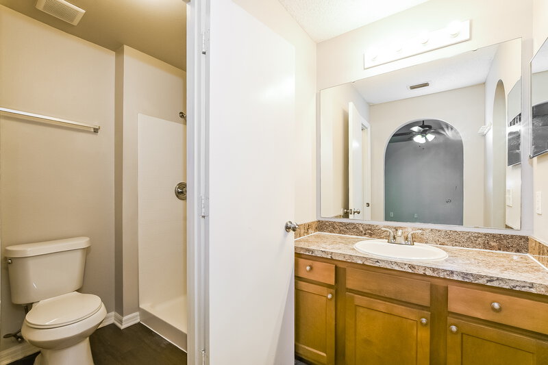 2,045/Mo, 6748 Ebans Bnd Orlando, FL 32807 Main Bathroom View