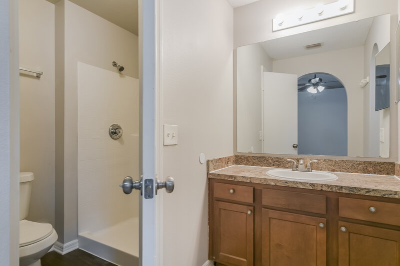 2,065/Mo, 6748 Ebans Bnd Orlando, FL 32807 Main Bathroom View