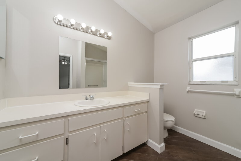 1,780/Mo, 206 Kingshill Ct SE Winter Haven, FL 33884 Main Bathroom View