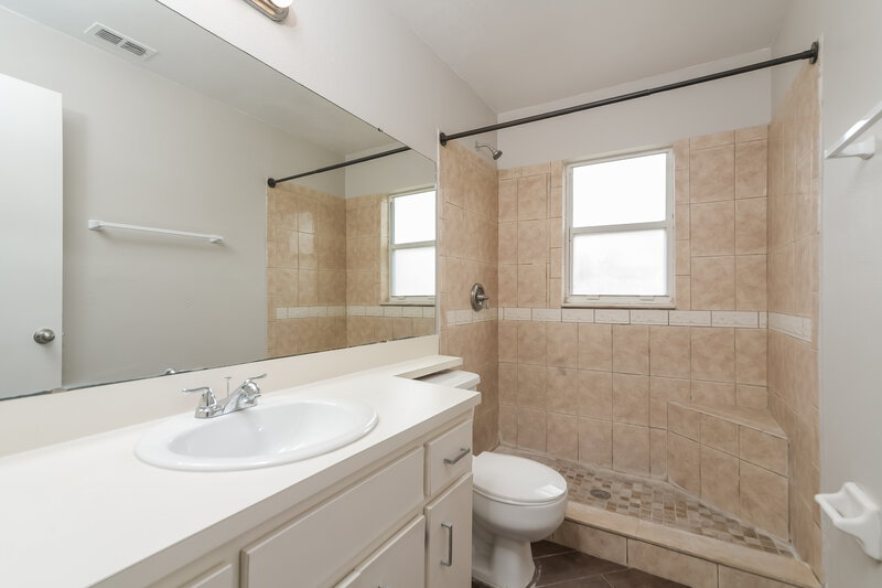 1,780/Mo, 206 Kingshill Ct SE Winter Haven, FL 33884 Bathroom View
