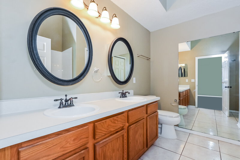 3,620/Mo, 2113 Carpathian Dr Apopka, FL 32712 Main Bathroom View