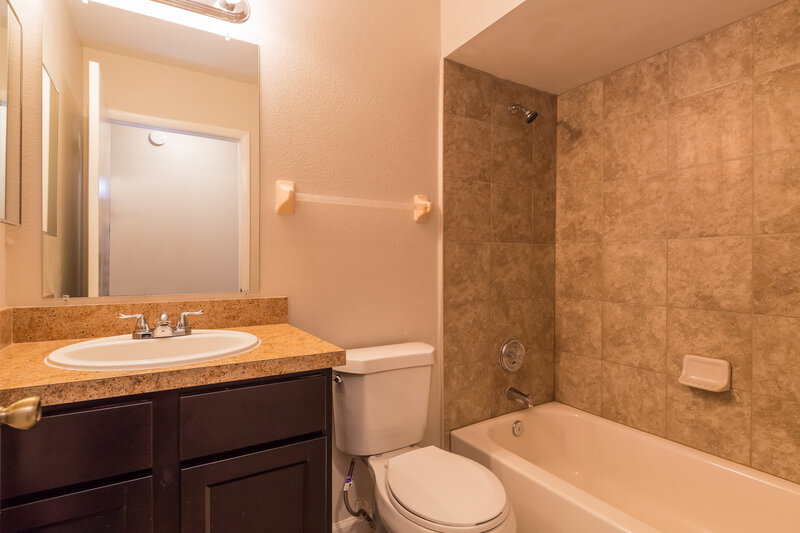 1,930/Mo, 5565 Deer Creek Dr Orlando, FL 32821 Bathroom View
