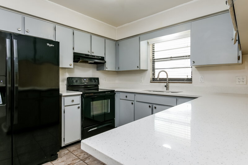 2,810/Mo, 5219 Ardmore Dr Winter Park, FL 32792 Kitchen View 2