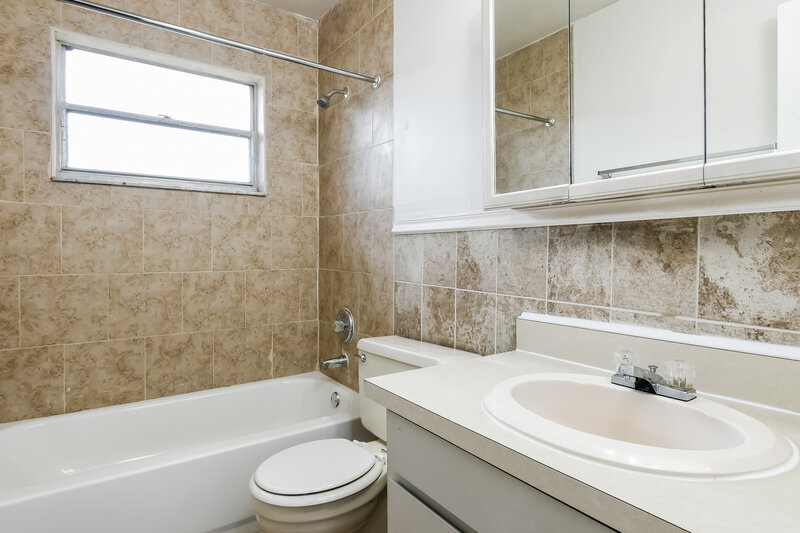 2,810/Mo, 5219 Ardmore Dr Winter Park, FL 32792 Bathroom View
