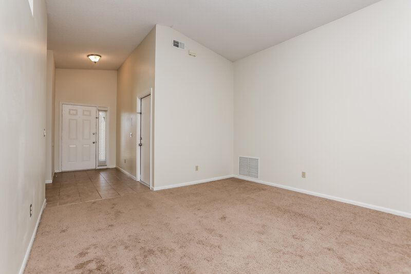 0/Mo, 562 Short Pine Cir Orlando, FL 32807 Living Room View
