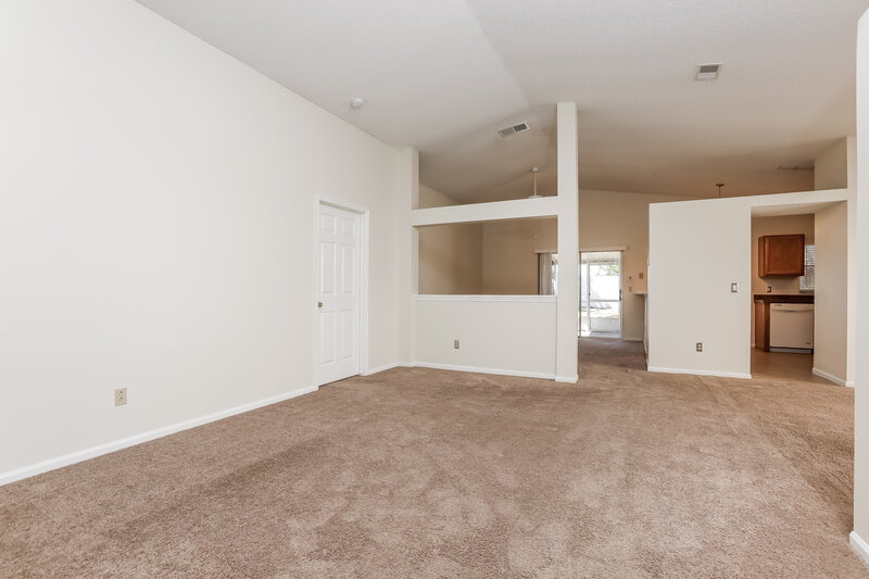 0/Mo, 562 Short Pine Cir Orlando, FL 32807 Living Room View 2