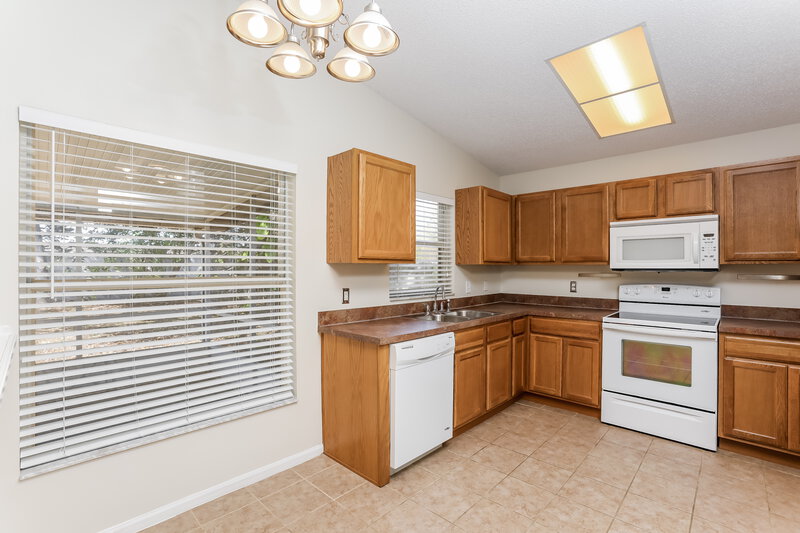 0/Mo, 562 Short Pine Cir Orlando, FL 32807 Kitchen View