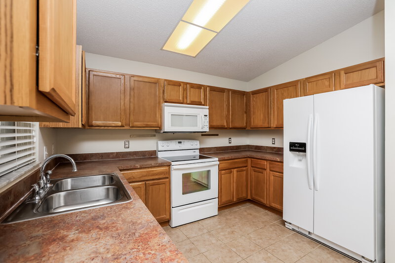 0/Mo, 562 Short Pine Cir Orlando, FL 32807 Kitchen View 2