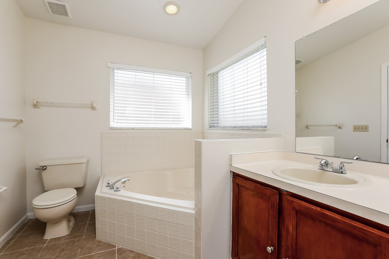 0/Mo, 562 Short Pine Cir Orlando, FL 32807 Main Bathroom View