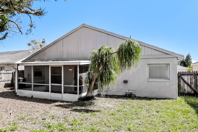 0/Mo, 562 Short Pine Cir Orlando, FL 32807 Rear View