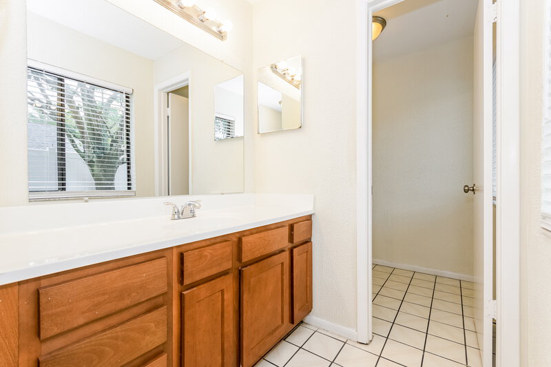 2,010/Mo, 420 Blue Jacket Ln Orlando, FL 32825 Main Bathroom View