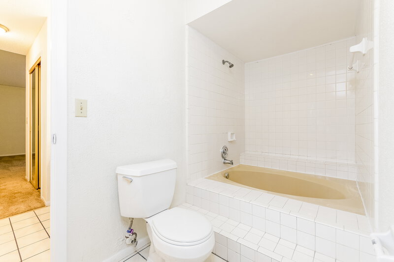 2,010/Mo, 420 Blue Jacket Ln Orlando, FL 32825 Bathroom View 2