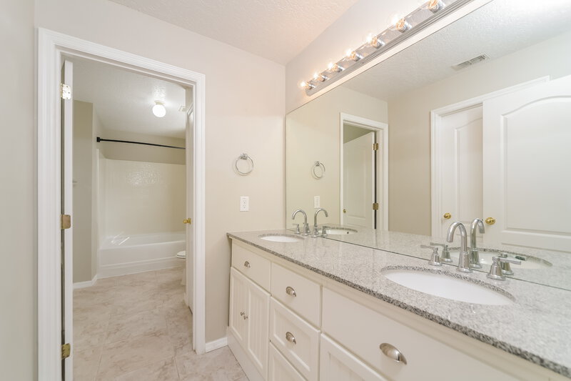 2,325/Mo, 1365 Dunbarton Ct Kissimmee, FL 34758 Main Bathroom View