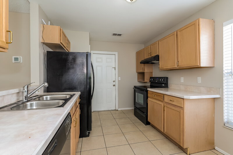 1,875/Mo, 4618 Osceola Point Trl Kissimmee, FL 34746 Kitchen View 3