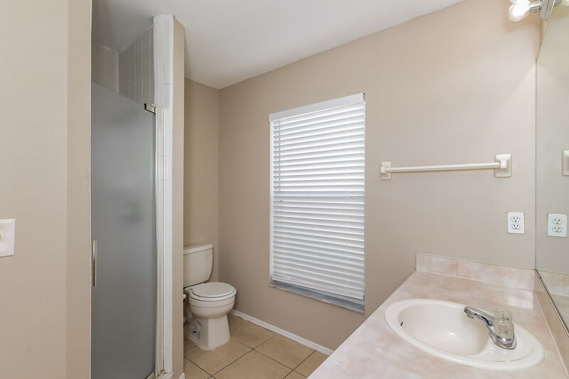 1,875/Mo, 4618 Osceola Point Trl Kissimmee, FL 34746 Main Bathroom View