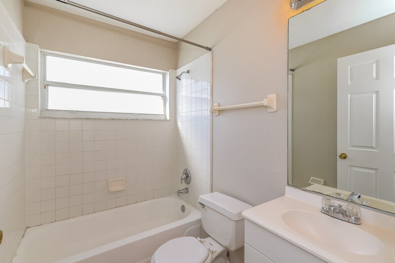 1,875/Mo, 4618 Osceola Point Trl Kissimmee, FL 34746 Bathroom View