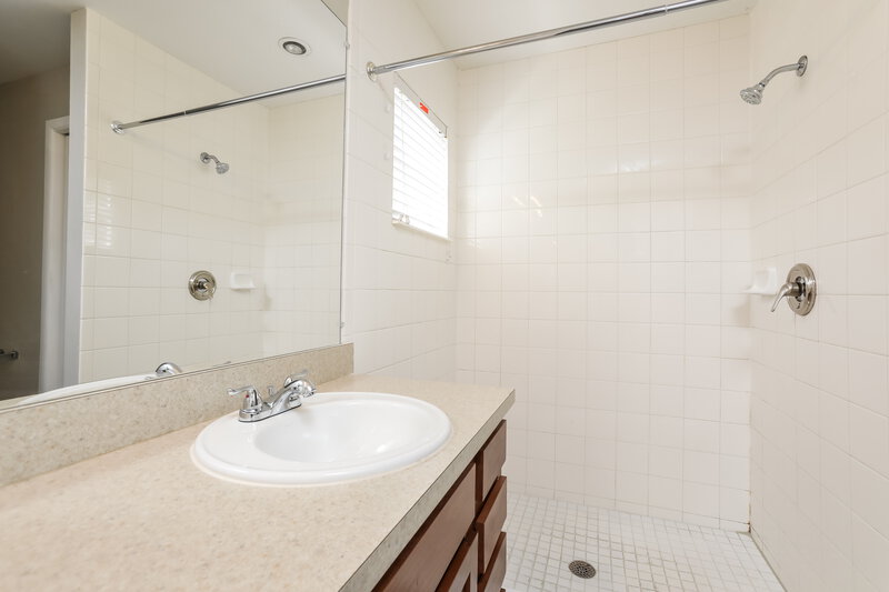 2,015/Mo, 5433 Red Bone Ln Orlando, FL 32810 Master Bathroom View