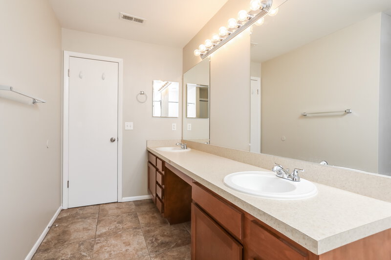 2,015/Mo, 5433 Red Bone Ln Orlando, FL 32810 Master Bathroom View 2