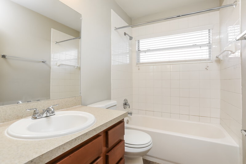 2,015/Mo, 5433 Red Bone Ln Orlando, FL 32810 Bathroom View