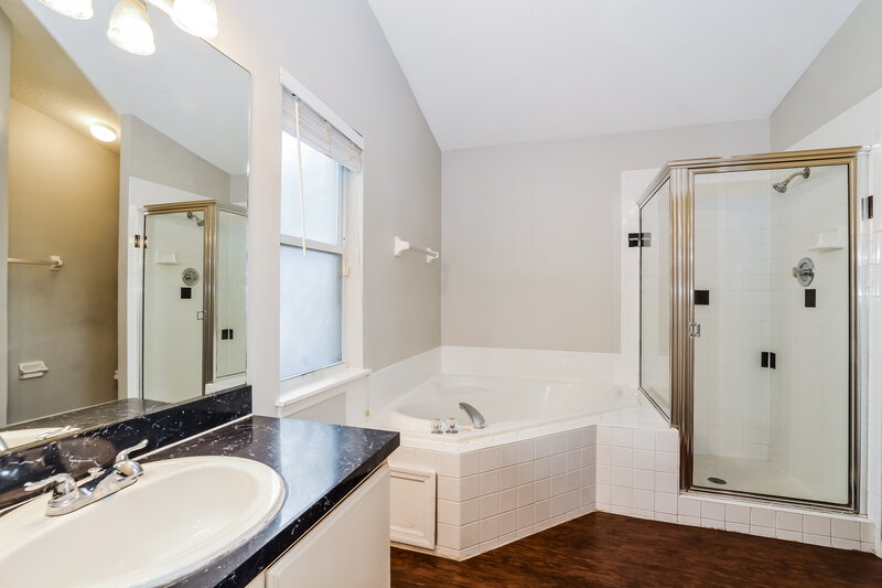 1,955/Mo, 343 S Lancelot Ave Orlando, FL 32835 Main Bathroom View