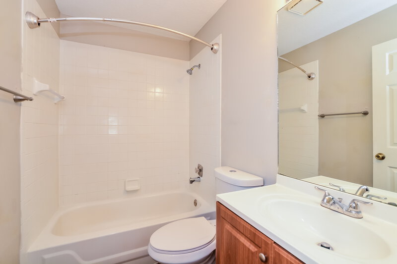 1,955/Mo, 343 S Lancelot Ave Orlando, FL 32835 Bathroom View