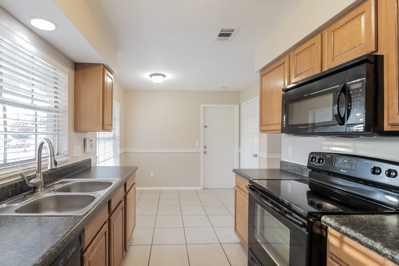 2,190/Mo, 12013 Agana St Orlando, FL 32837 Kitchen View