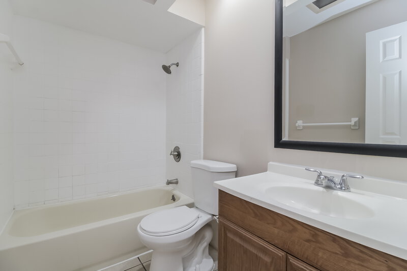 2,190/Mo, 12013 Agana St Orlando, FL 32837 Main Bathroom View