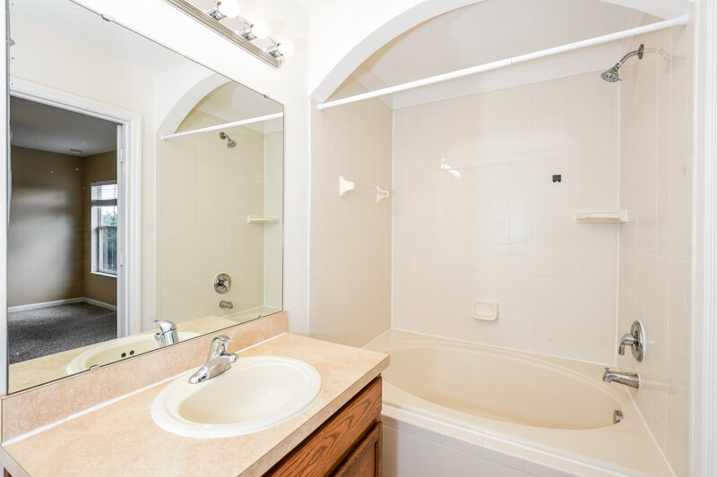 1,920/Mo, 901 Pine Pointe Ln Orlando, FL 32828 Main Bathroom View