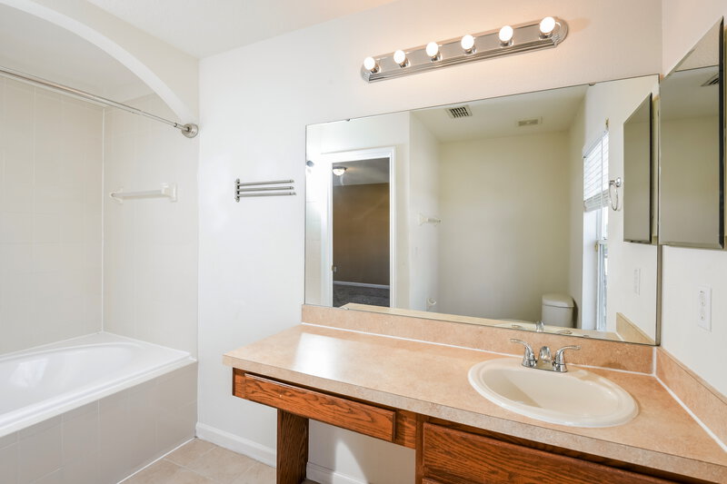 1,920/Mo, 901 Pine Pointe Ln Orlando, FL 32828 Bathroom View 2